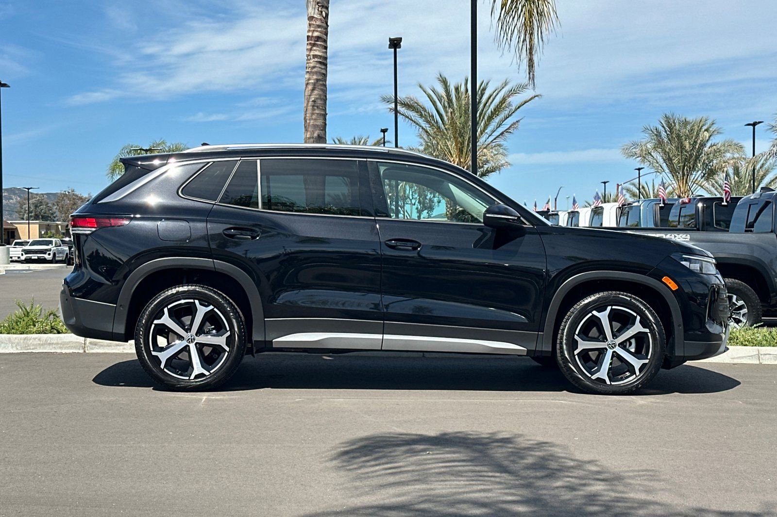 Used 2025 Volkswagen Tiguan SE FWD image 3