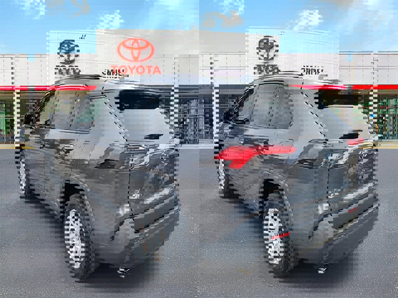 Used 2019 Toyota RAV4 LE image 4