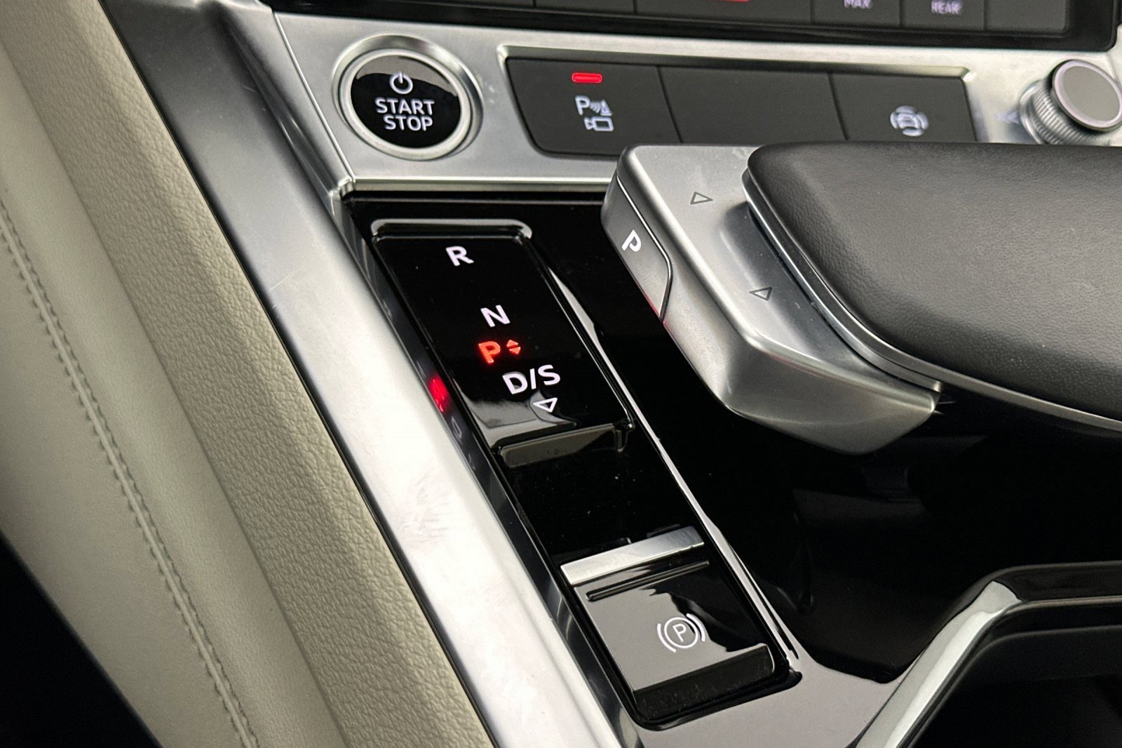 Used 2022 Audi e-tron Premium w/ Convenience Plus Package image 21