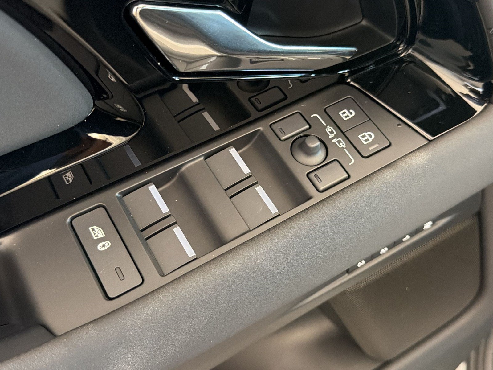New 2026 Land Rover Range Rover Evoque S AWD/4WD image 13