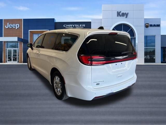 Used 2023 Chrysler Pacifica Touring-L FWD video 3