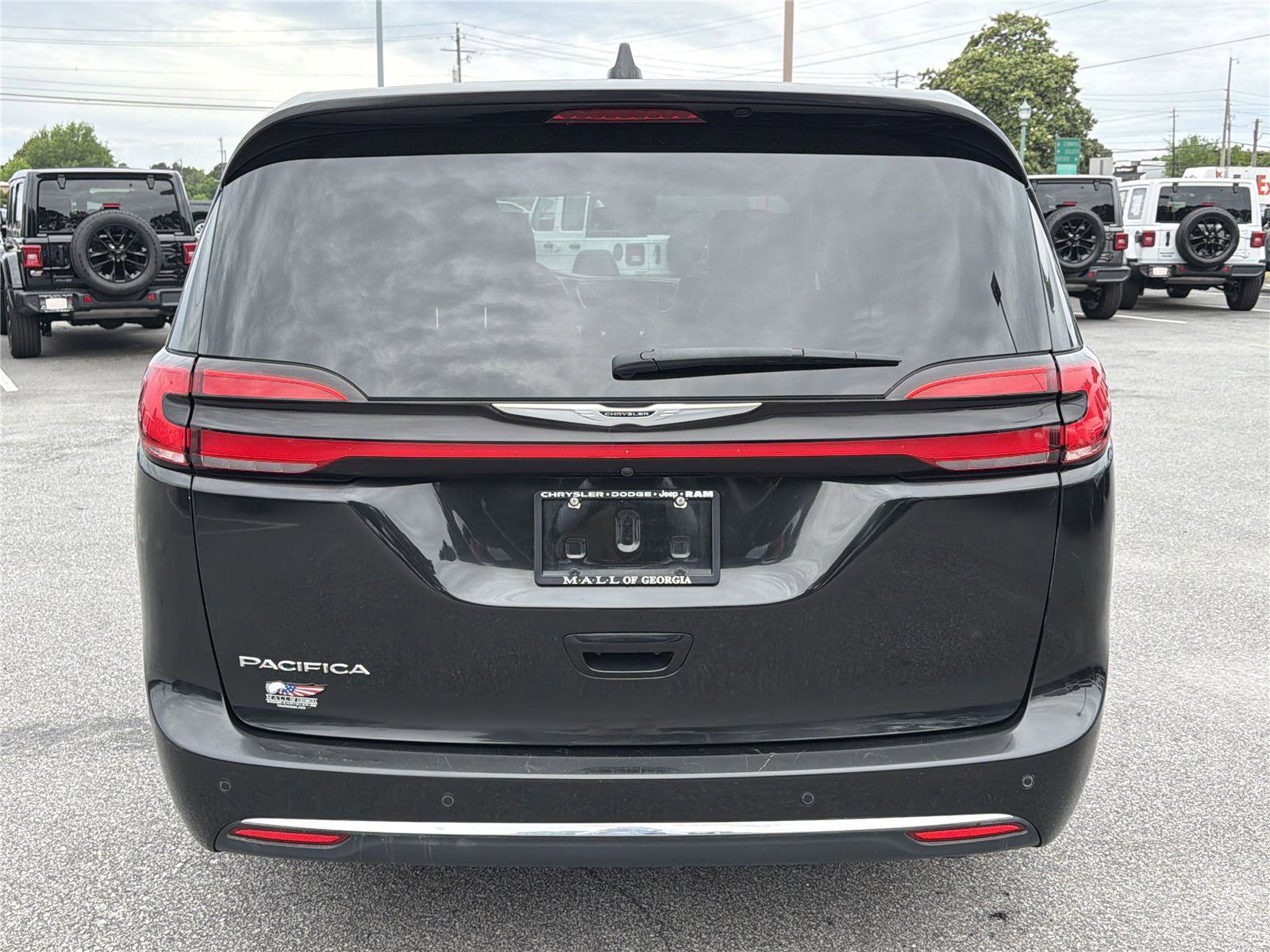 Used 2023 Chrysler Pacifica Touring-L FWD image 6