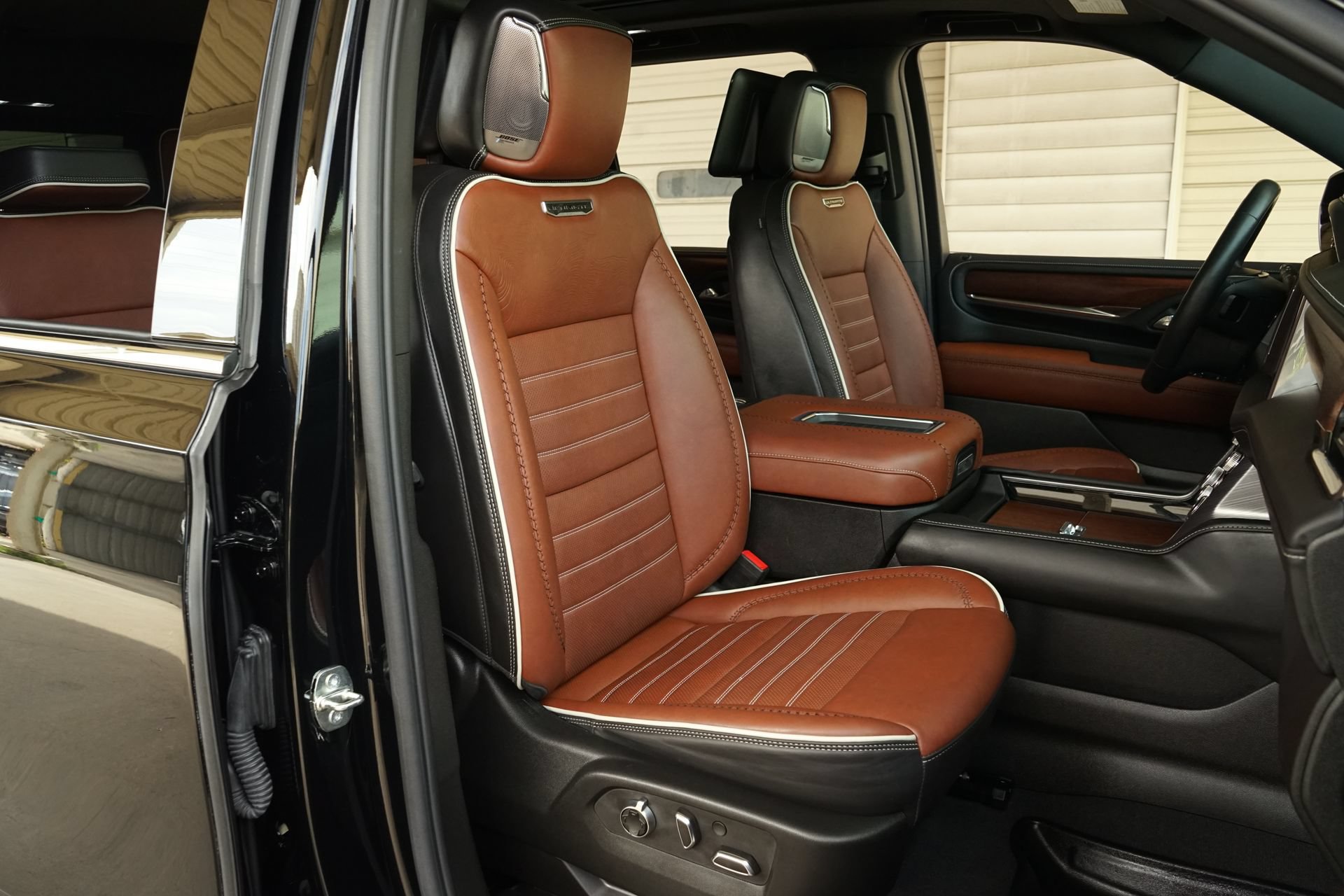 Used 2023 GMC Yukon Denali Ultimate AWD/4WD image 4