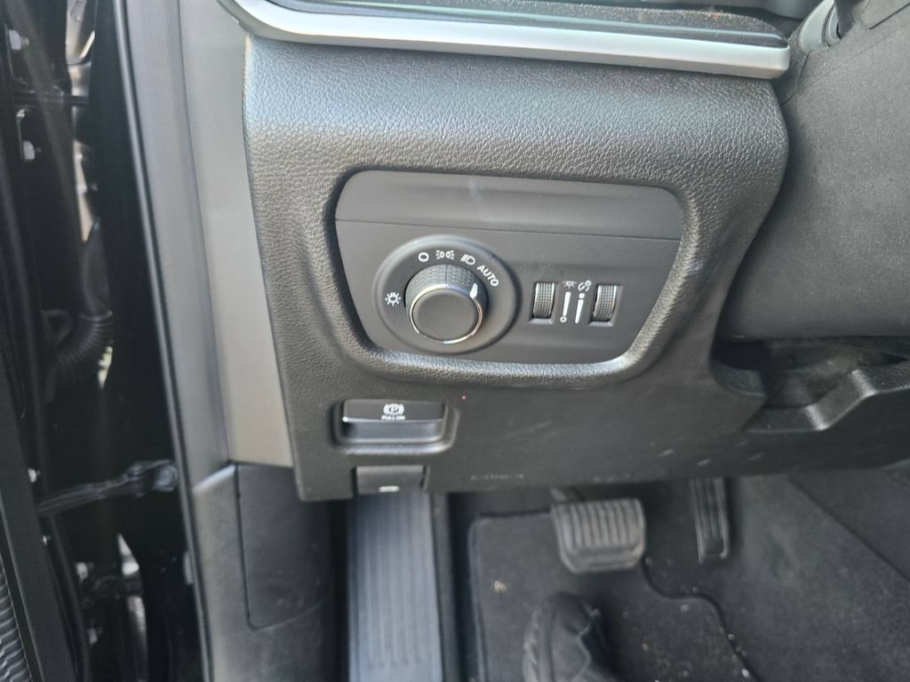 Used 2022 Jeep Grand Cherokee L Laredo w/ Luxury Tech Group I RWD image 24