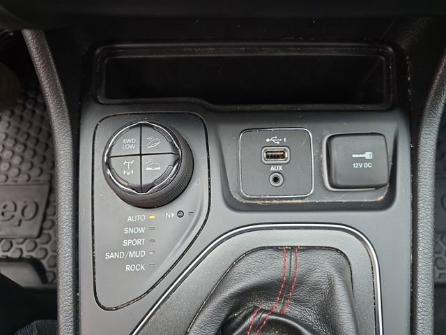 Used 2019 Jeep Cherokee Trailhawk w/ Cold Weather Group image 31