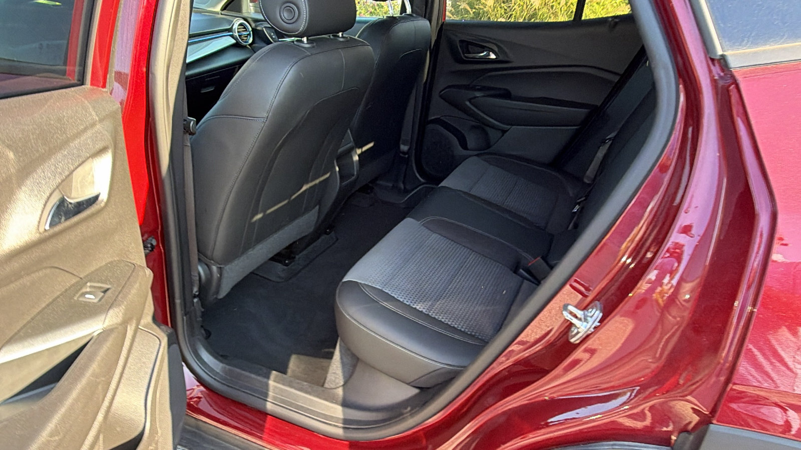 Used 2025 Chevrolet Trax LT FWD image 23