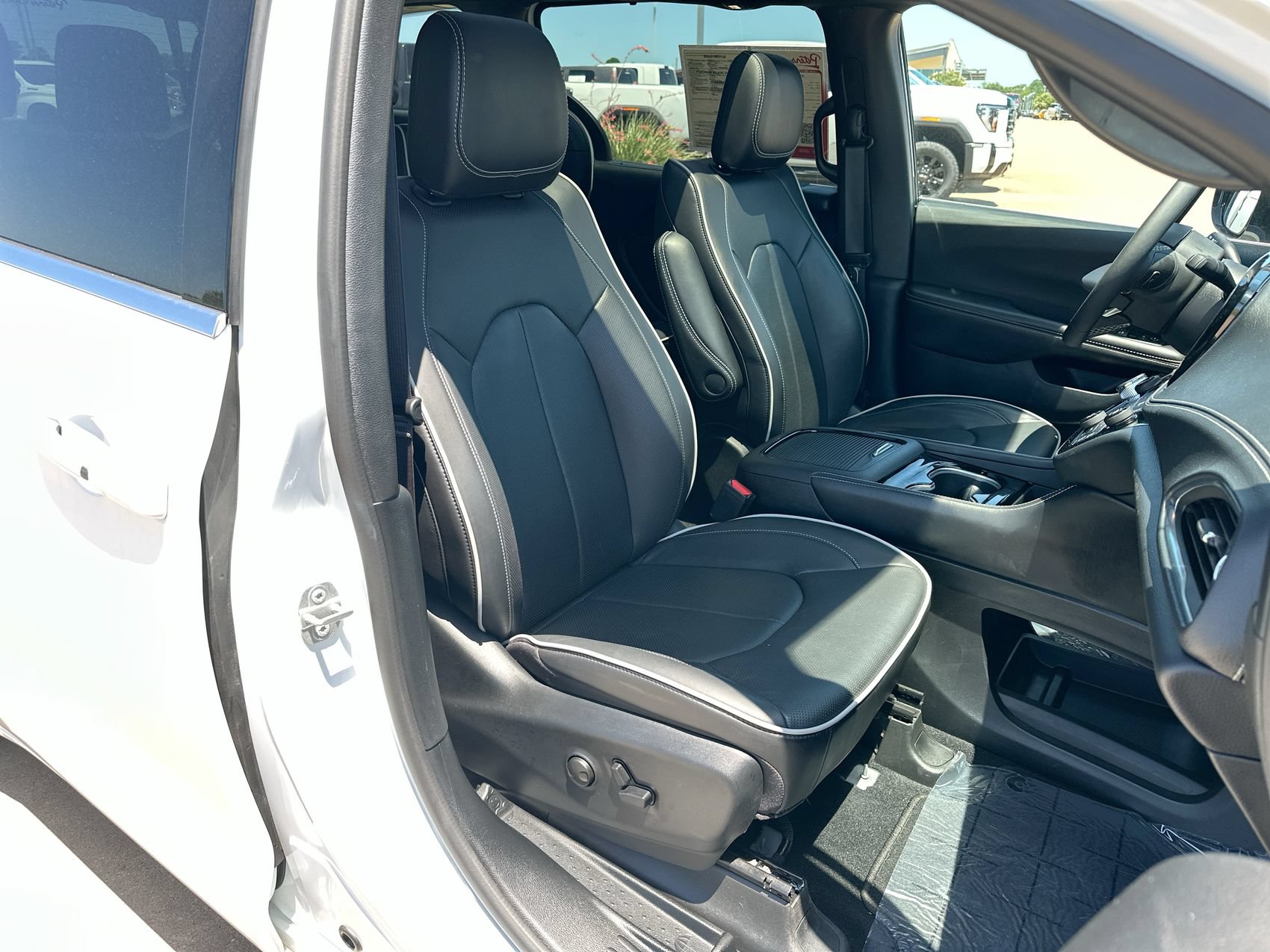 Used 2026 Chrysler Pacifica Limited FWD image 26