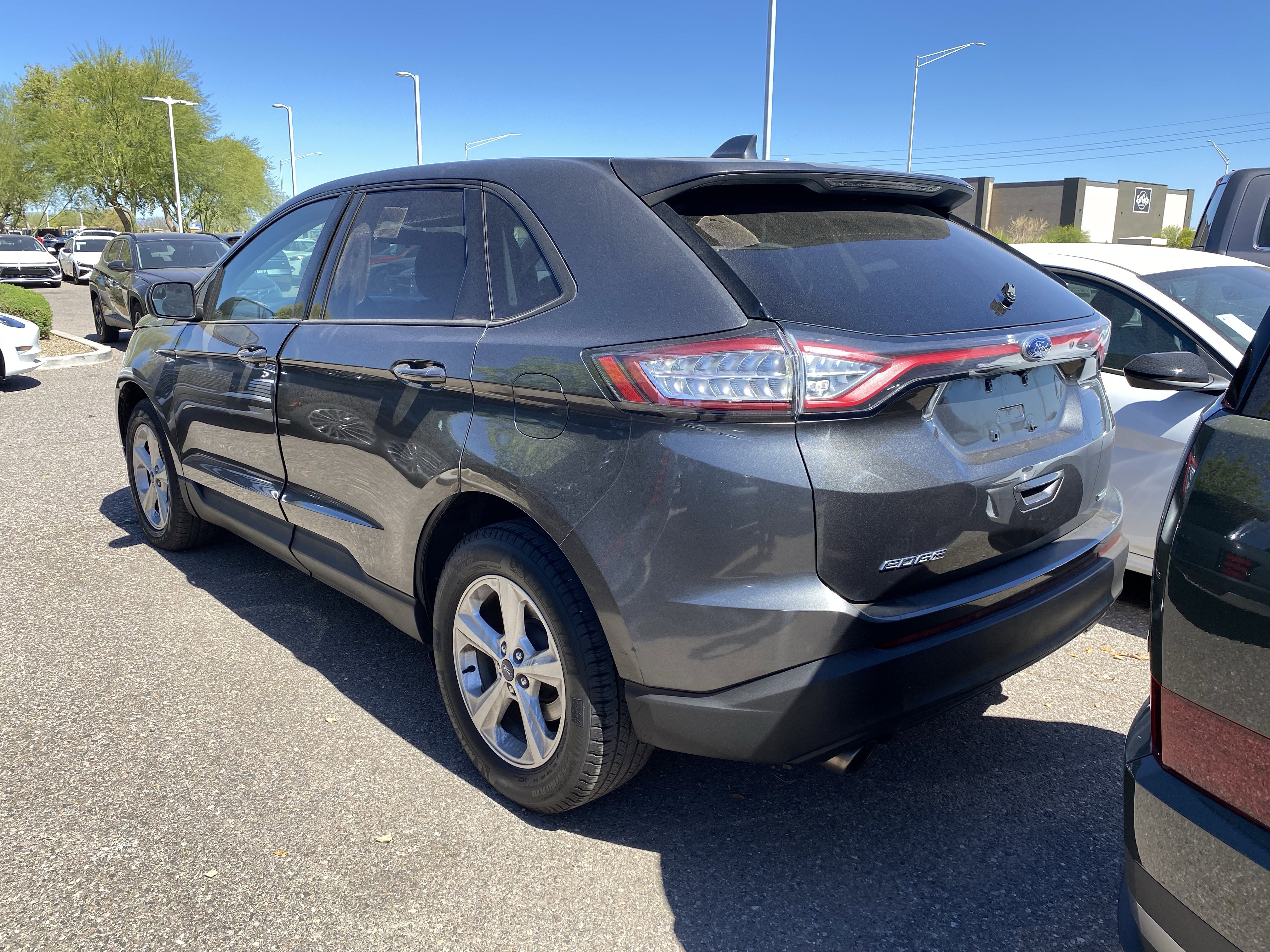 Used 2018 Ford Edge SE image 2