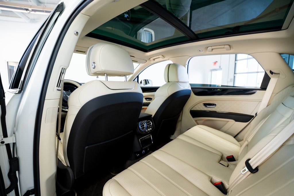 Used 2021 Bentley Bentayga Plug-In Hybrid image 50