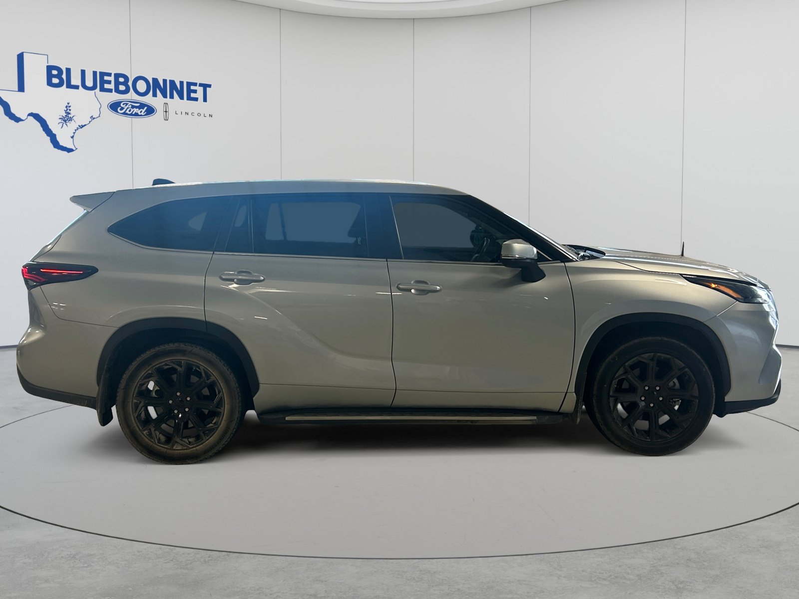Used 2024 Toyota Highlander LE AWD/4WD image 4