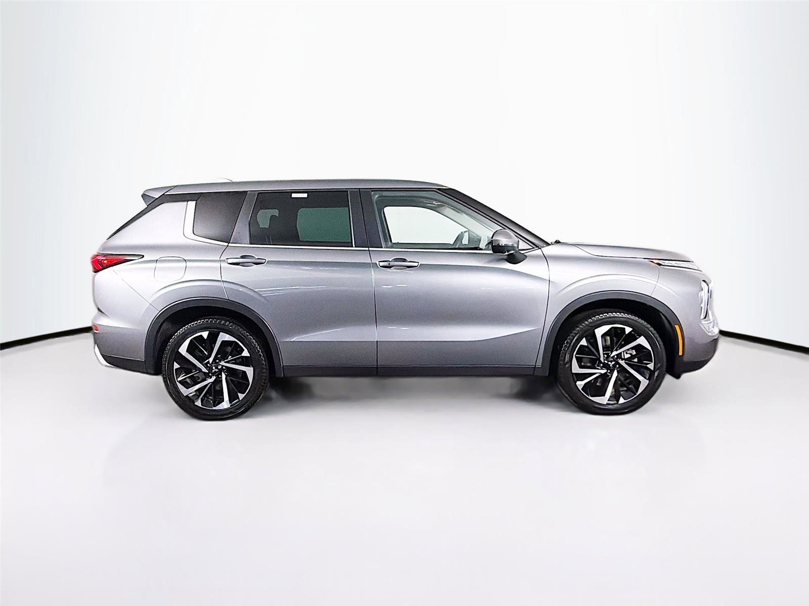 Used 2023 Mitsubishi Outlander SE image 8