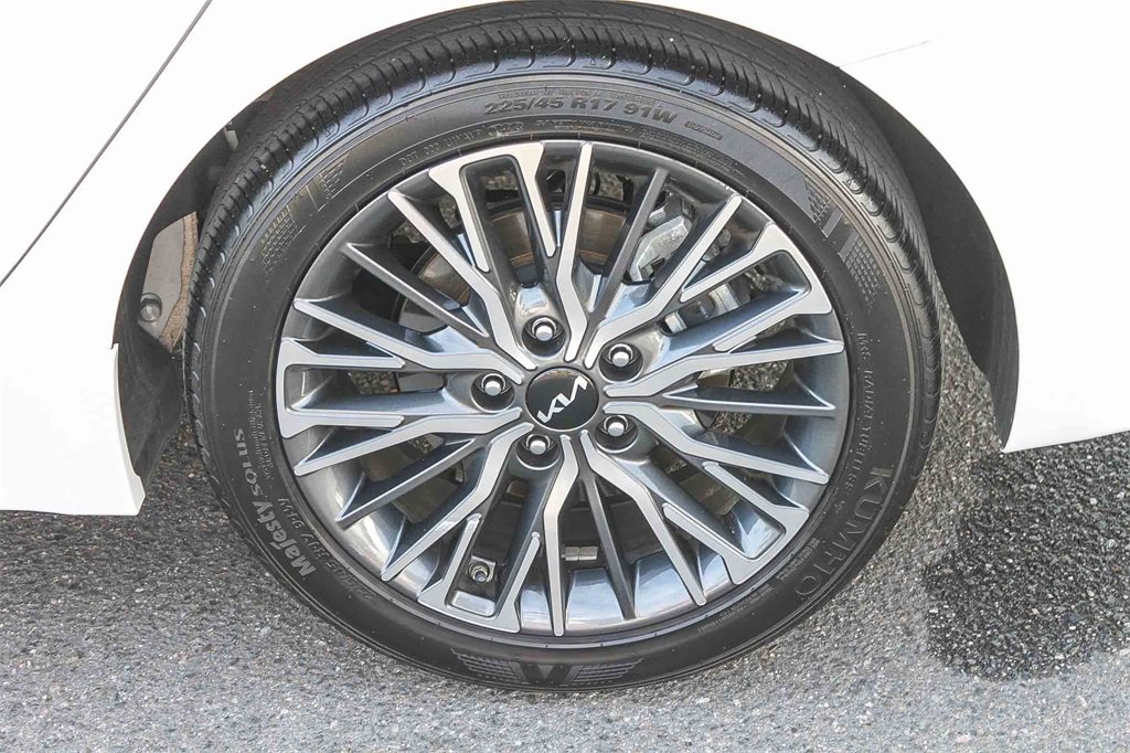 Used 2023 Kia Forte GT-Line w/ GT-Line Premium Package image 13