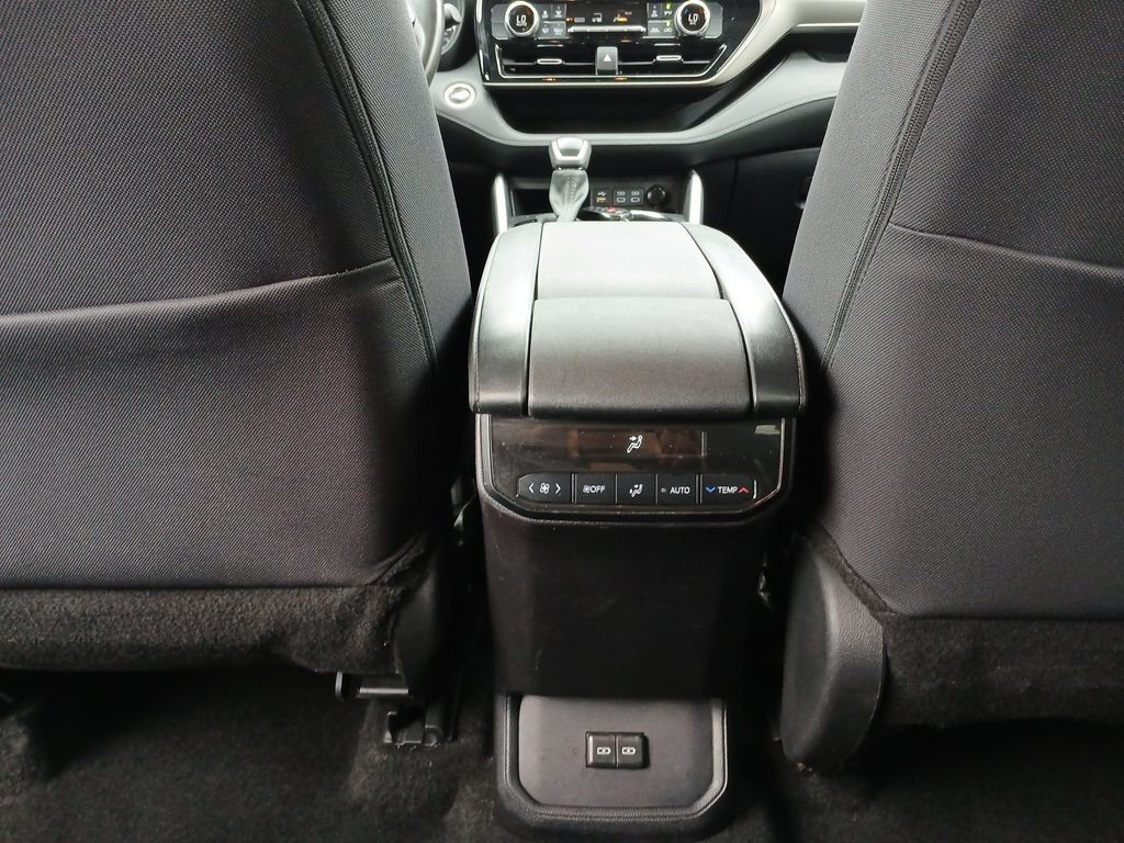 Used 2024 Toyota Highlander LE FWD image 22
