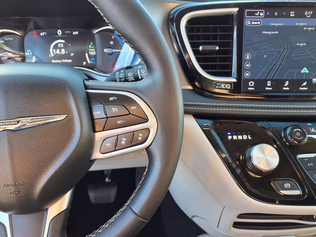 Used 2024 Chrysler Pacifica Select image 12