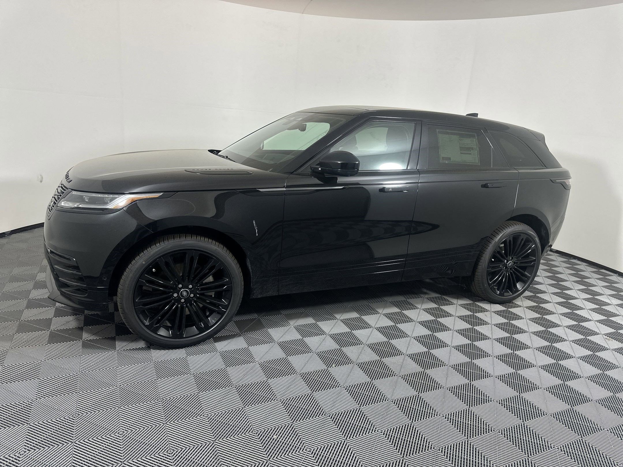 New 2026 Land Rover Range Rover Velar Dynamic SE image 18