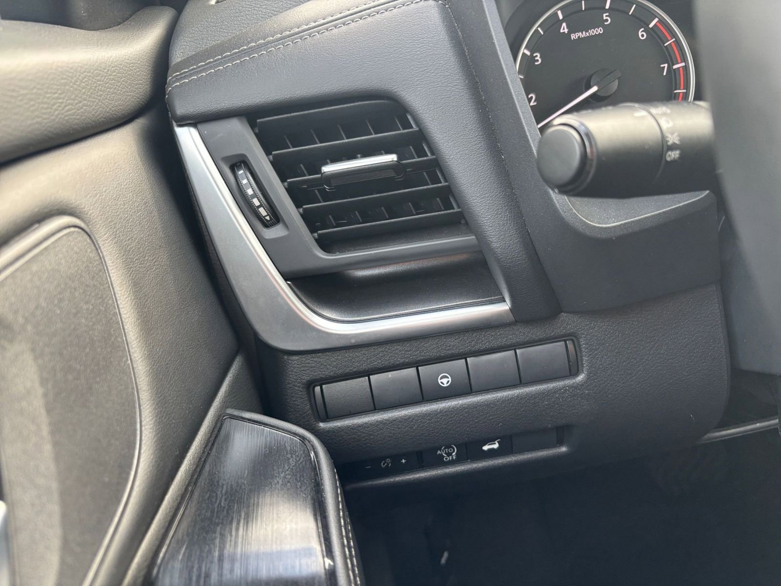 Used 2025 Nissan Rogue SV FWD image 36