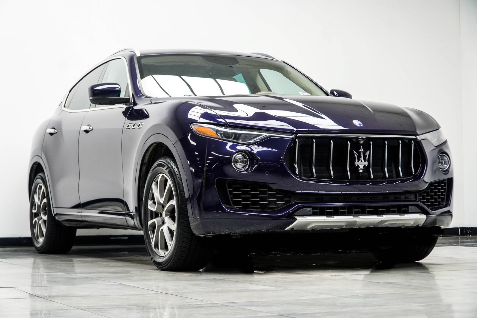 Used 2017 Maserati Levante w/ Luxury Package AWD/4WD image 4
