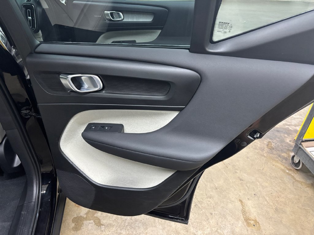 Certified 2024 Volvo XC40 B5 Ultimate w/ Protection Package Premier AWD/4WD image 18