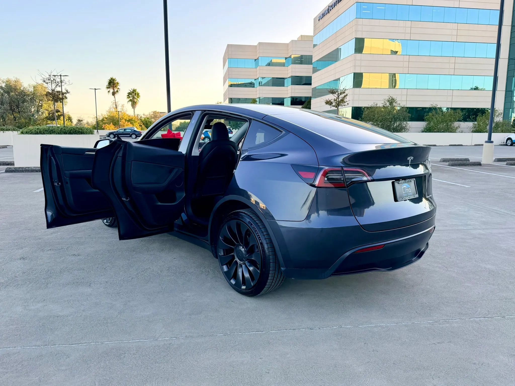 Used 2025 Tesla Model Y Long Range AWD/4WD image 36
