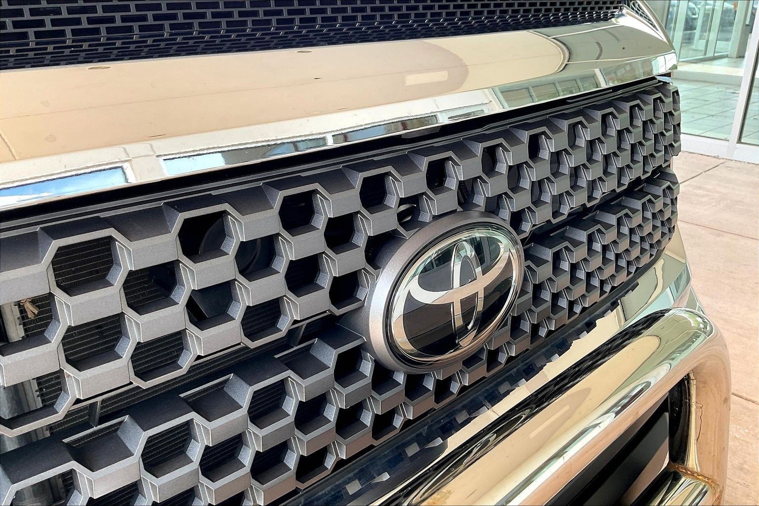 Used 2020 Toyota Tundra SR5 w/ SR5 Upgrade Package AWD/4WD image 32