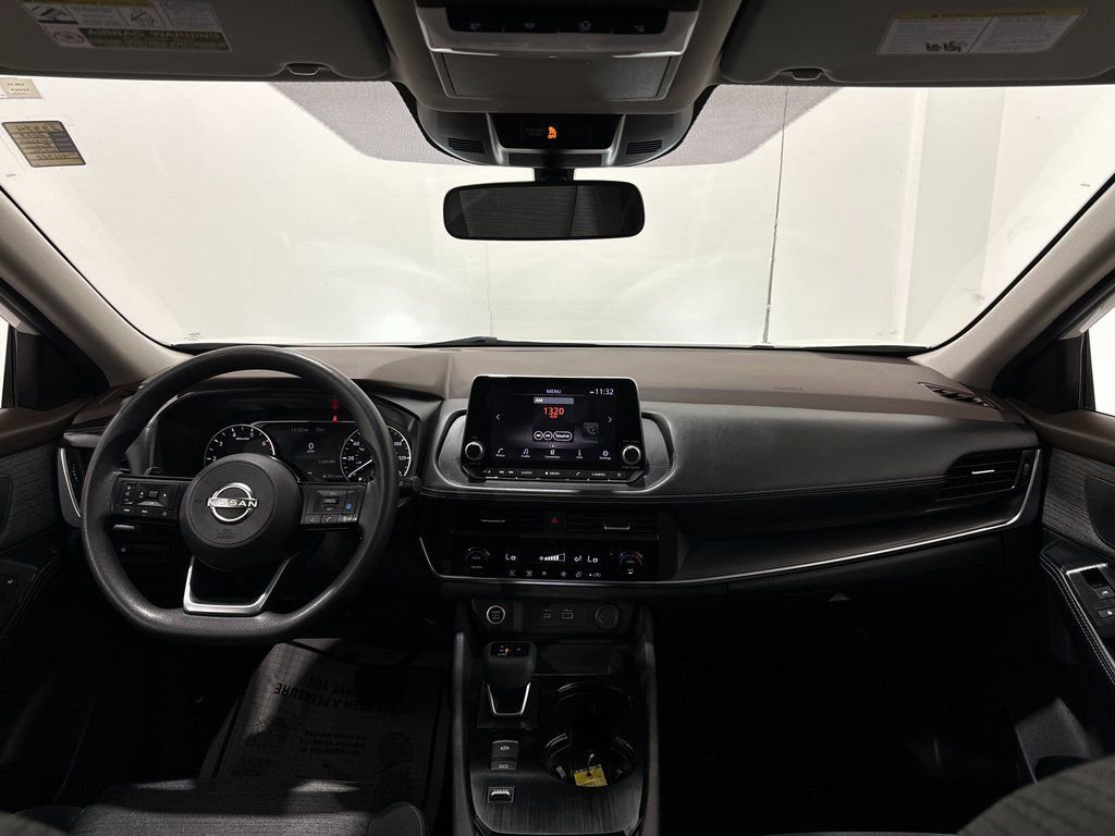 Used 2023 Nissan Rogue SV image 2