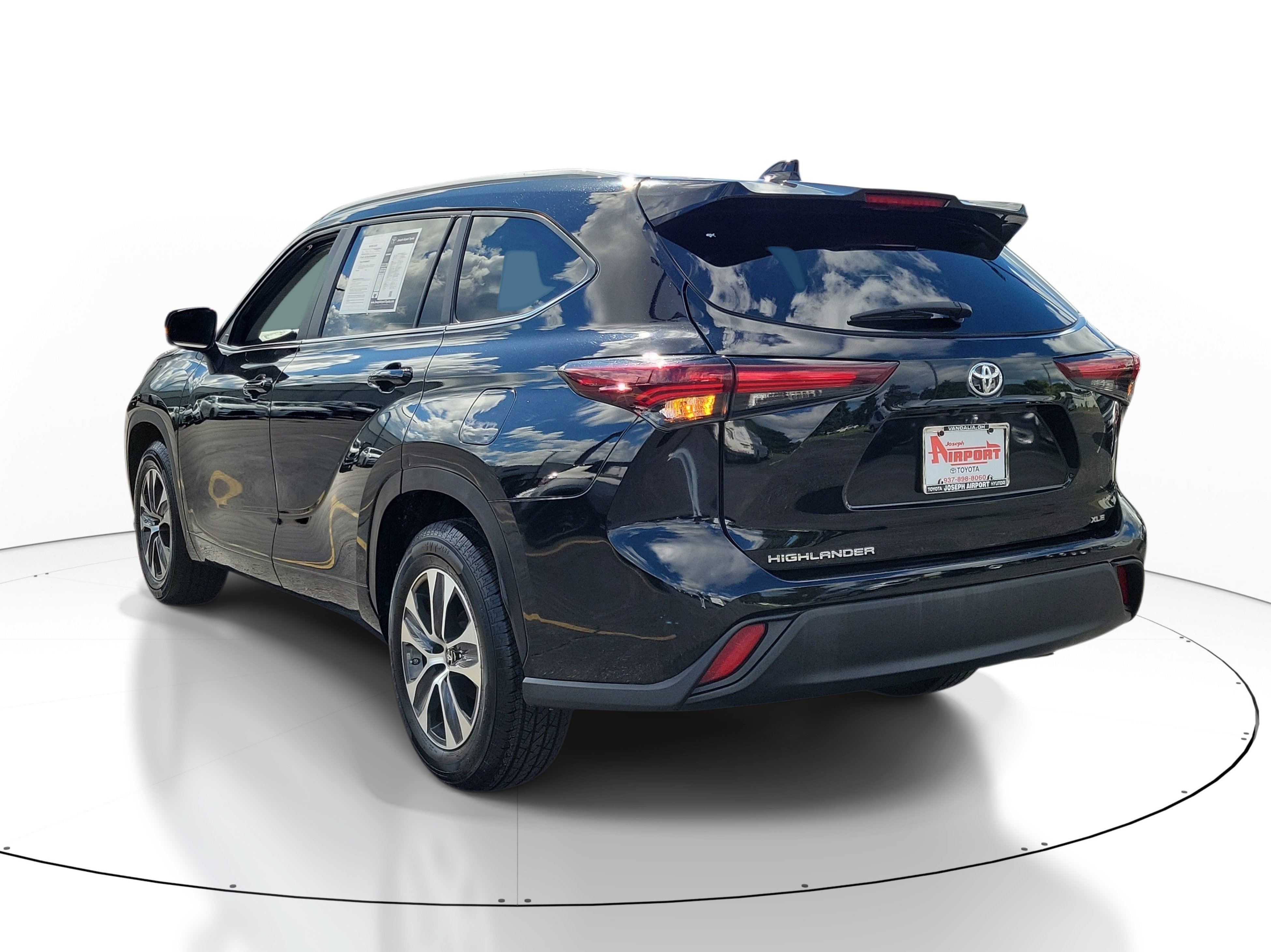 Used 2024 Toyota Highlander XLE FWD image 3