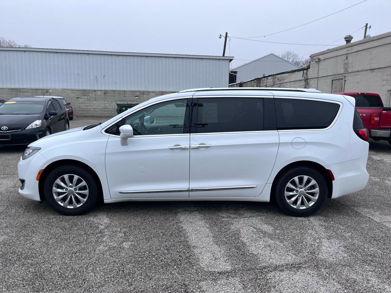 Used 2018 Chrysler Pacifica Touring-L image 6