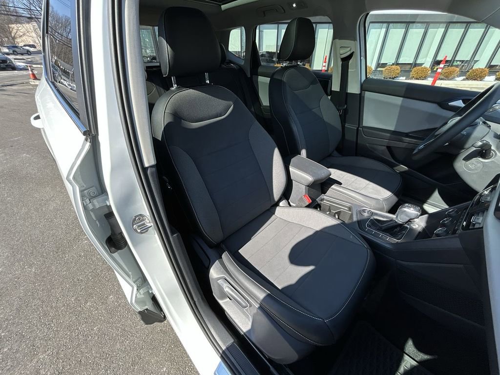 Used 2022 Volkswagen Taos SE w/ Panoramic Sunroof Package image 25