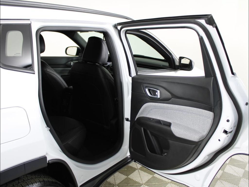 New 2025 Jeep Compass Latitude AWD/4WD image 38