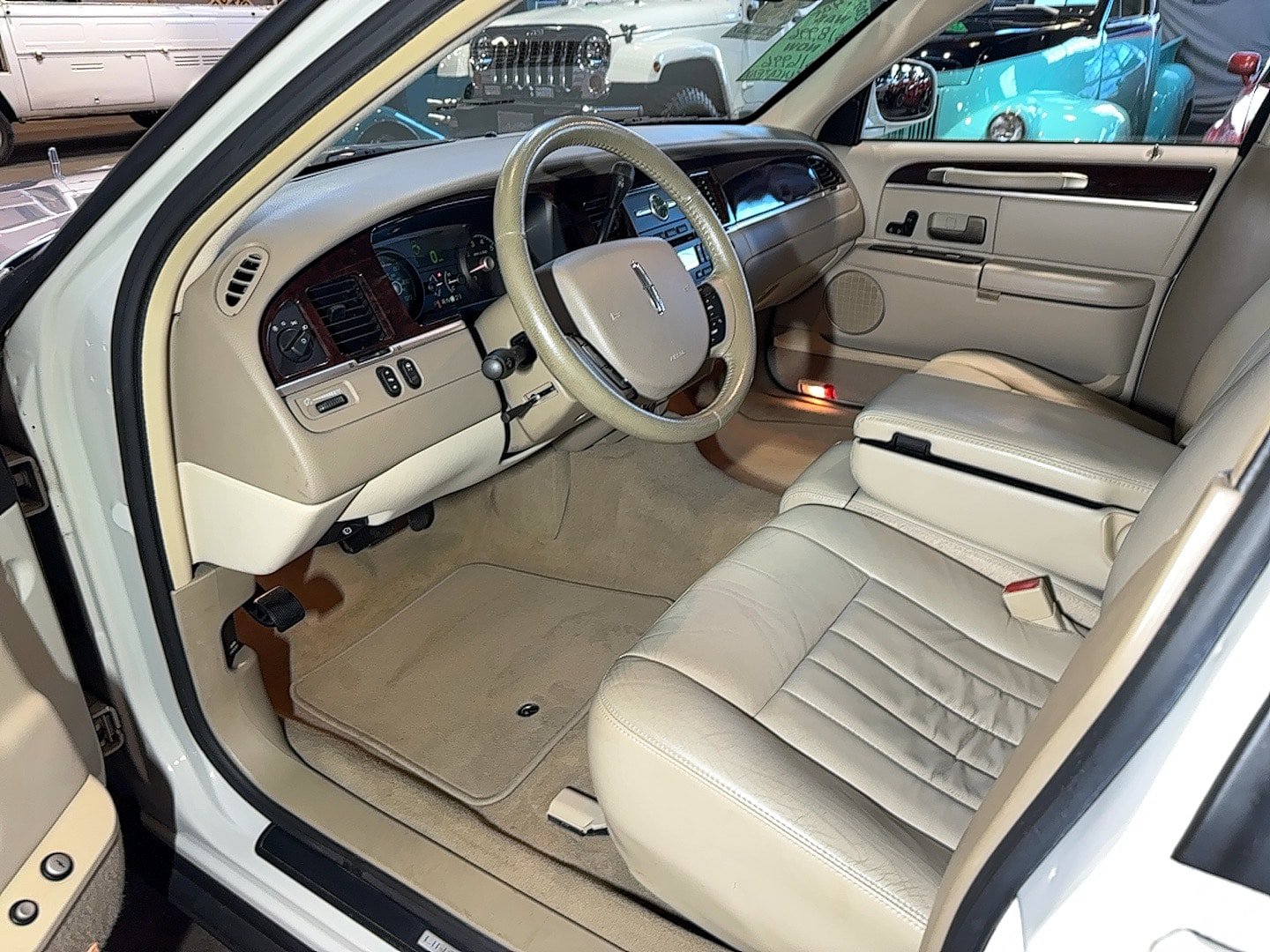 Used 2007 Lincoln Town Car Signature RWD image 12