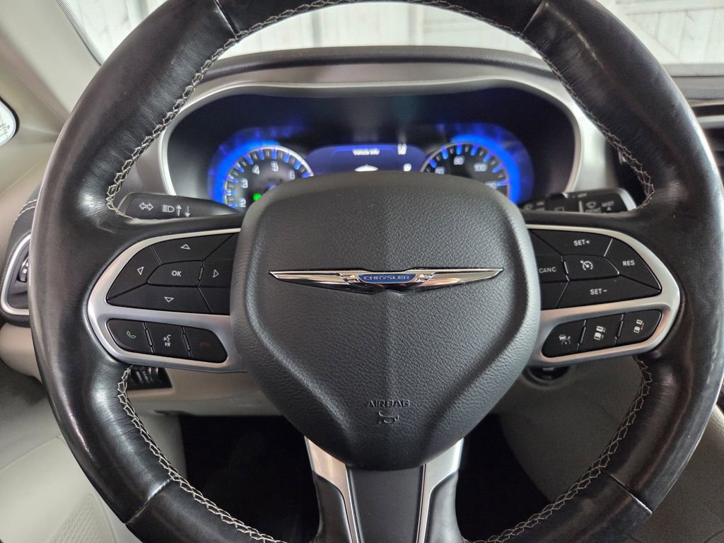 Used 2021 Chrysler Pacifica Touring-L w/ Uconnect Theater Family Group FWD image 7