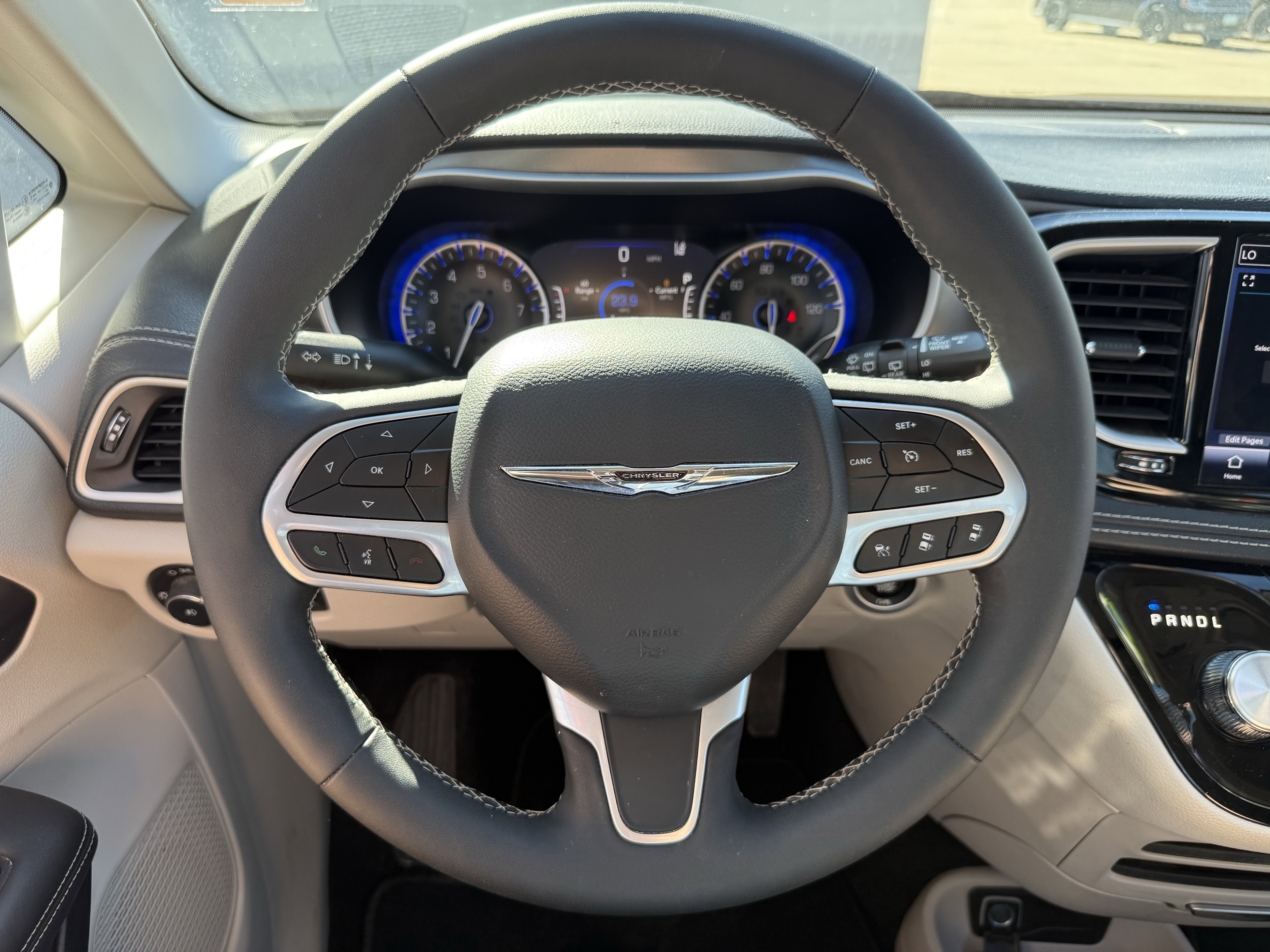 Used 2024 Chrysler Pacifica Touring-L image 14