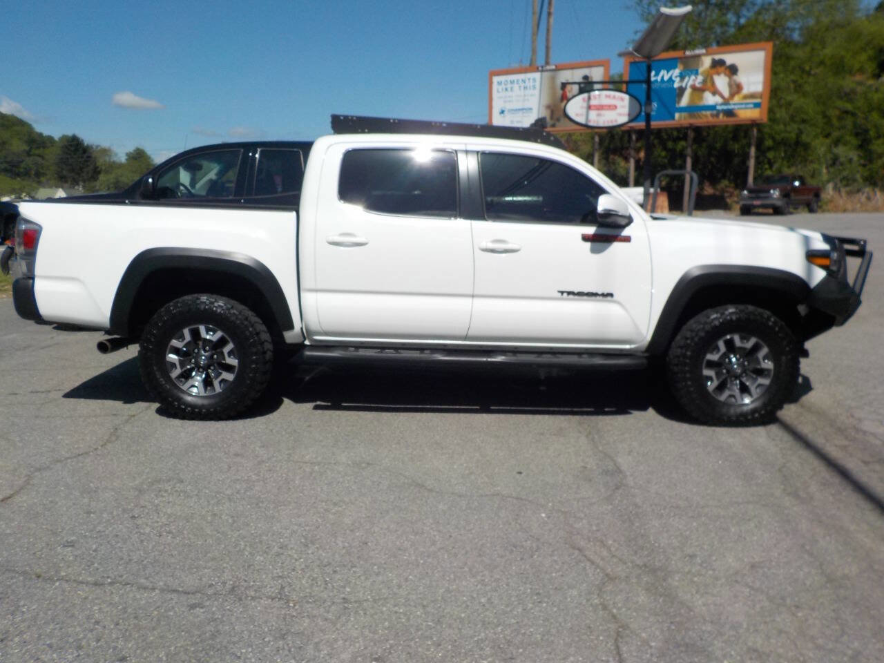 Used 2020 Toyota Tacoma TRD Off-Road AWD/4WD image 4