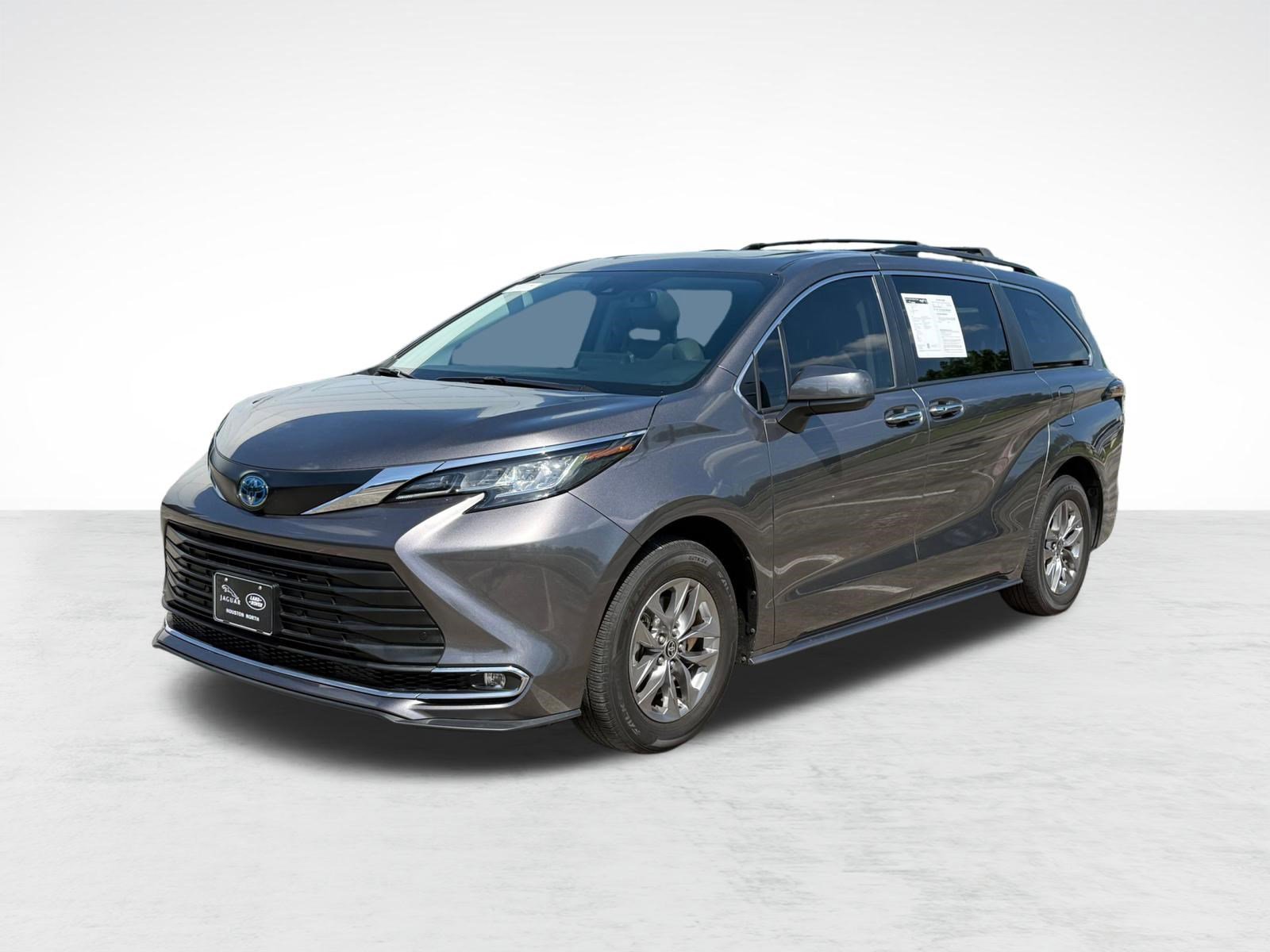 Used 2023 Toyota Sienna XLE FWD image 1