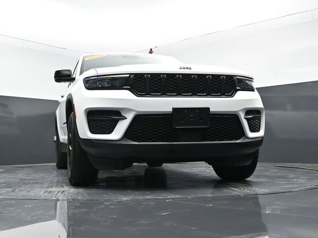 Used 2025 Jeep Grand Cherokee Altitude AWD/4WD image 52