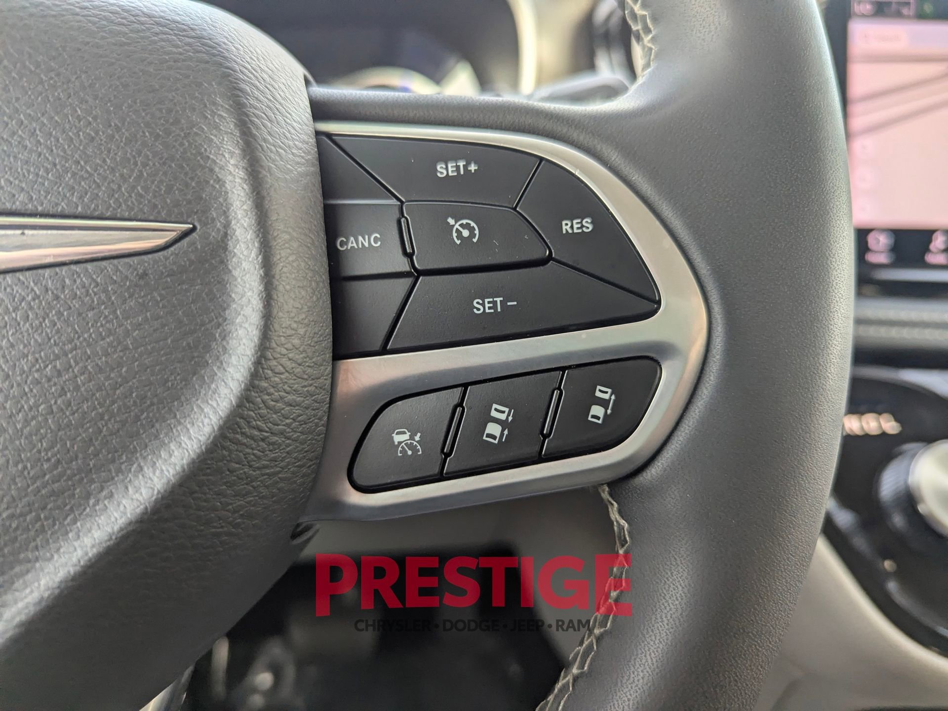 Used 2024 Chrysler Pacifica Select image 18