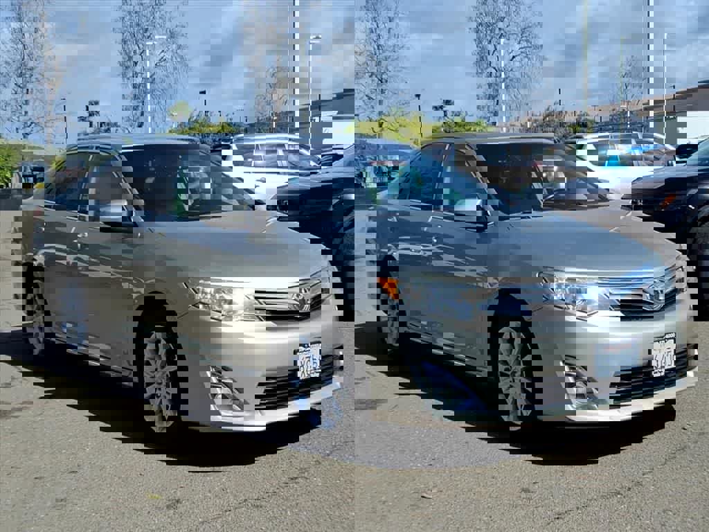 Used 2013 Toyota Camry XLE w/ Leather Pkg image 3