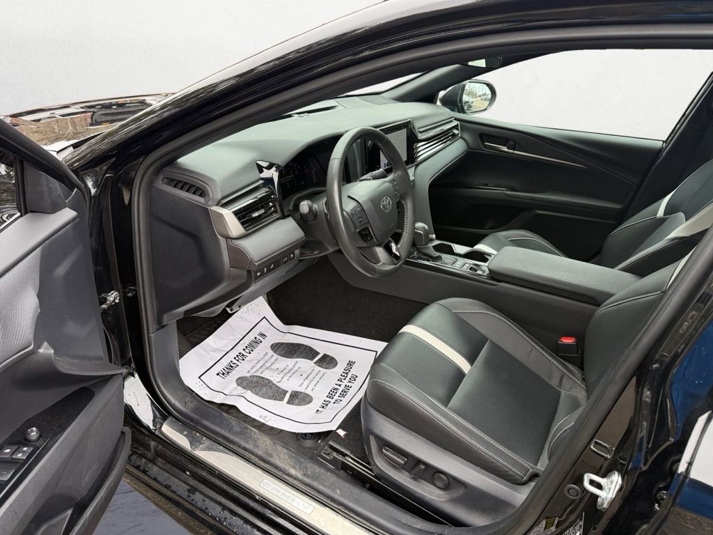 Used 2025 Toyota Camry SE image 9