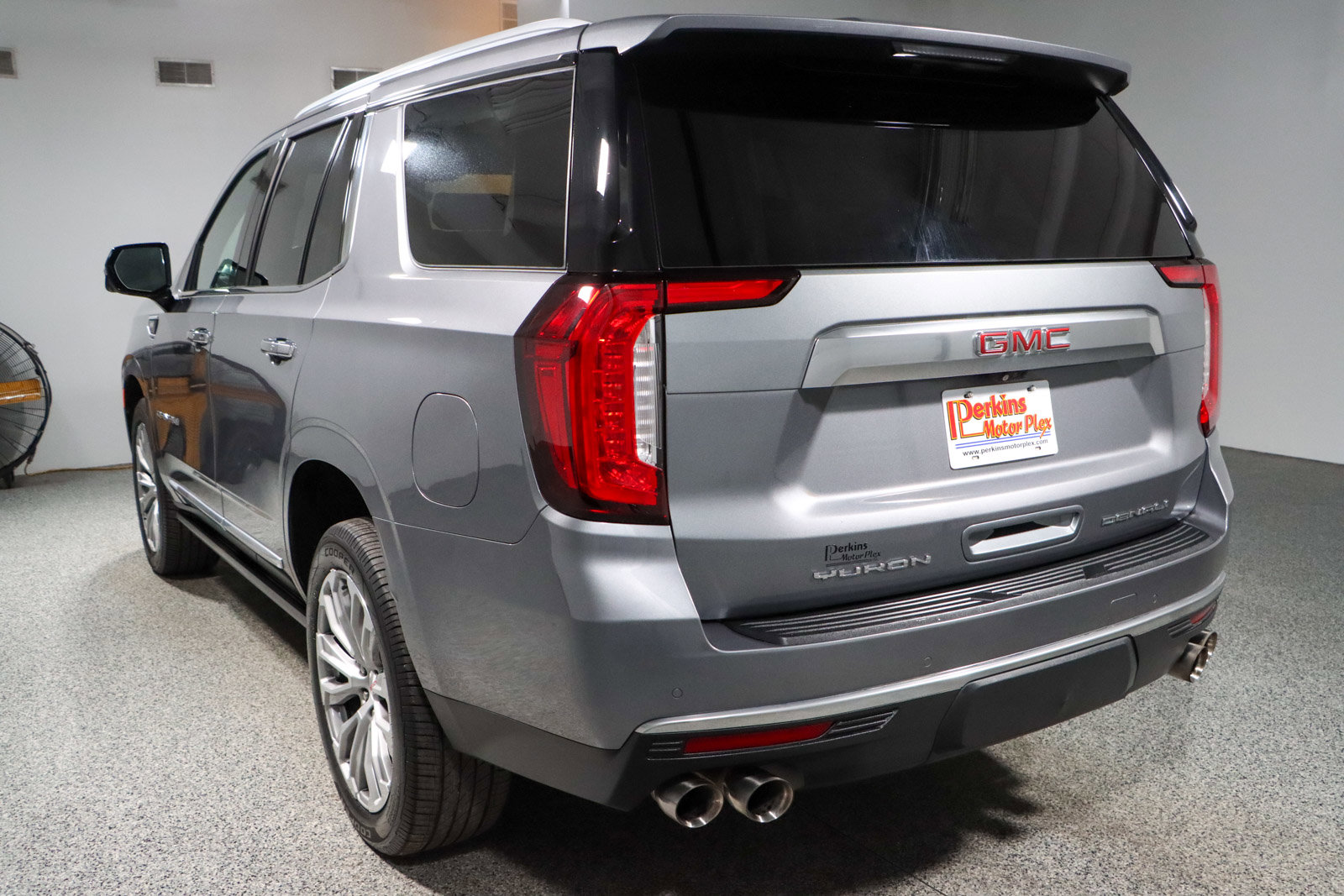 Used 2021 GMC Yukon Denali w/ Denali Premium Package image 9