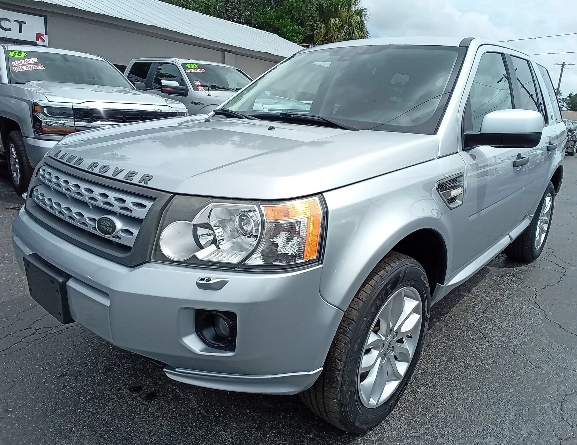 Used 2011 Land Rover LR2 HSE AWD/4WD image 2