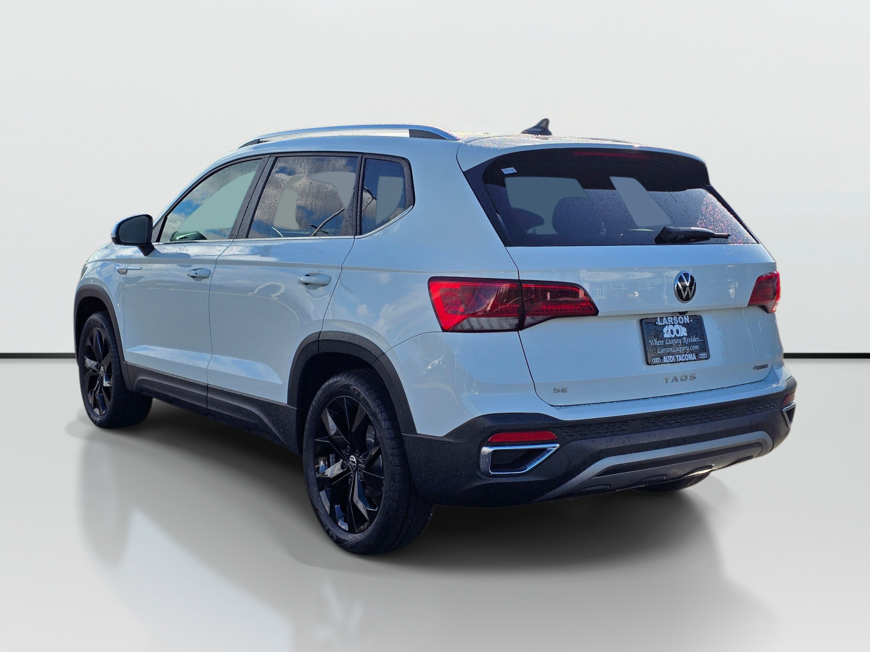 Used 2023 Volkswagen Taos SE w/ Panoramic Sunroof Package AWD/4WD image 3