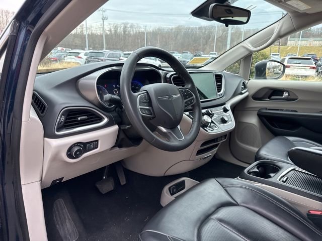 Used 2023 Chrysler Pacifica Touring-L image 27