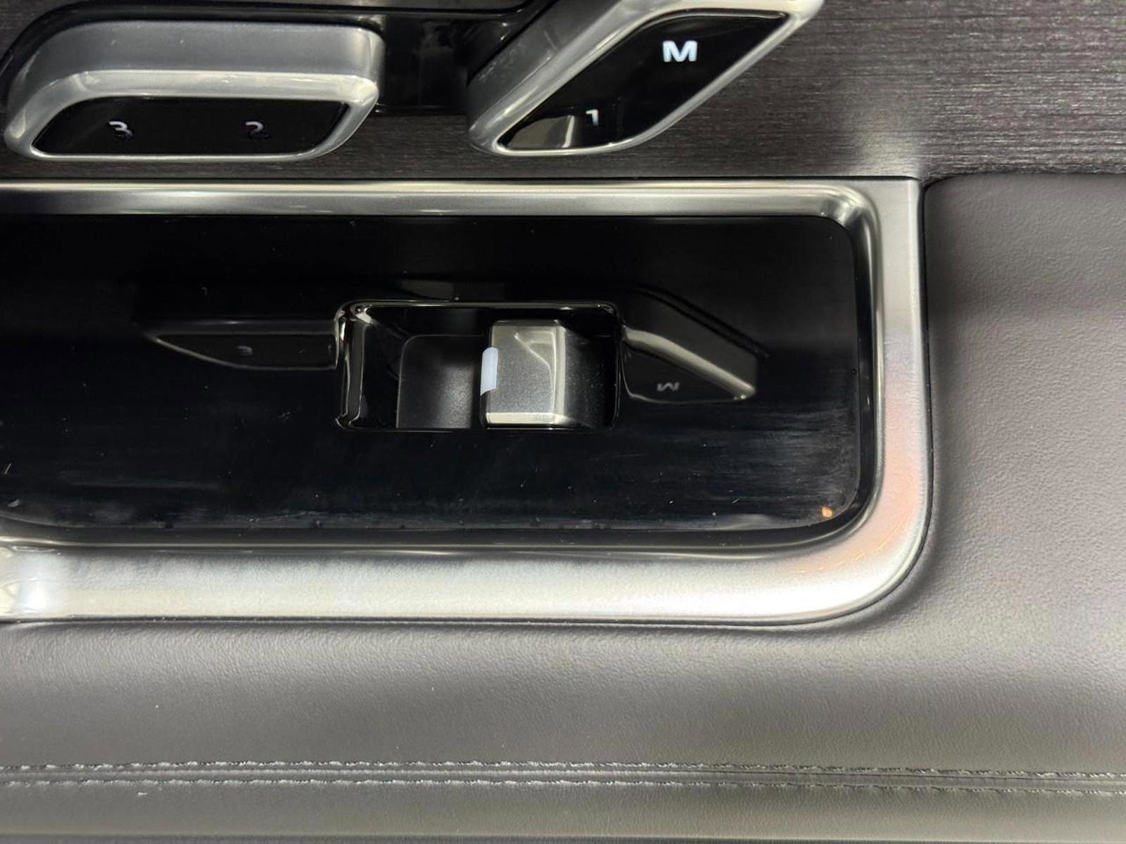 Used 2025 Land Rover Range Rover SE image 19