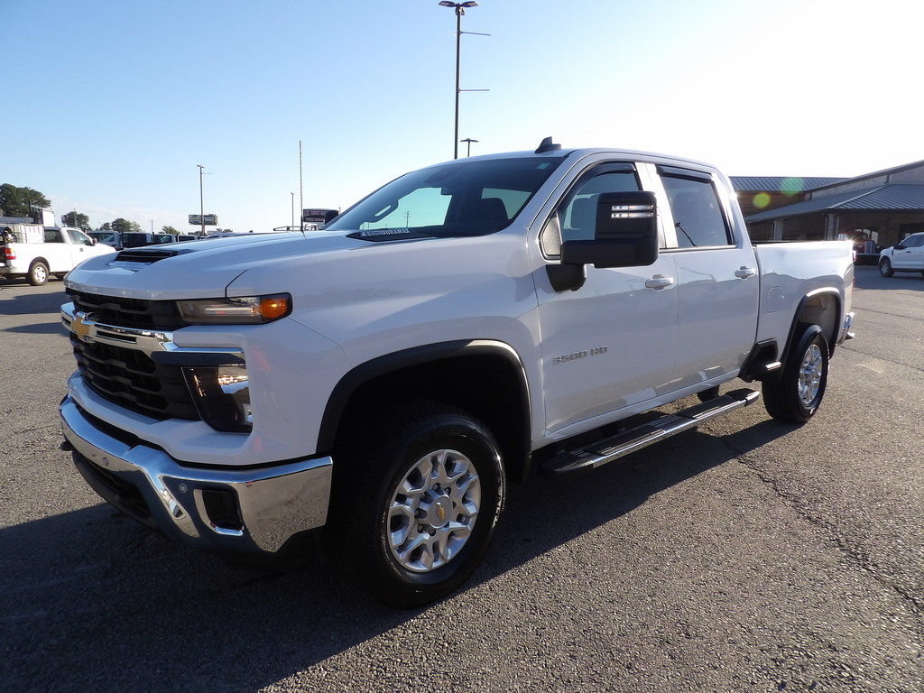 Used 2025 Chevrolet Silverado 3500 LT w/ Safety Package AWD/4WD image 3