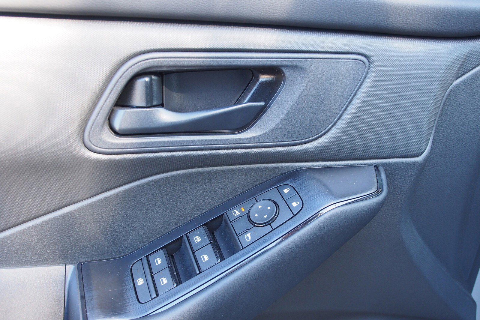 Used 2025 Nissan Rogue S FWD image 19