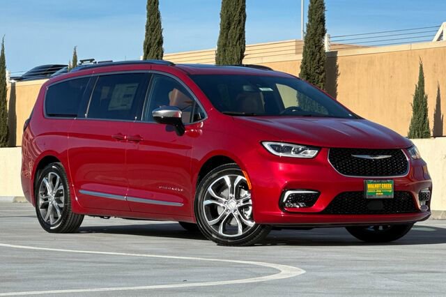 New 2026 Chrysler Pacifica Pinnacle image 2