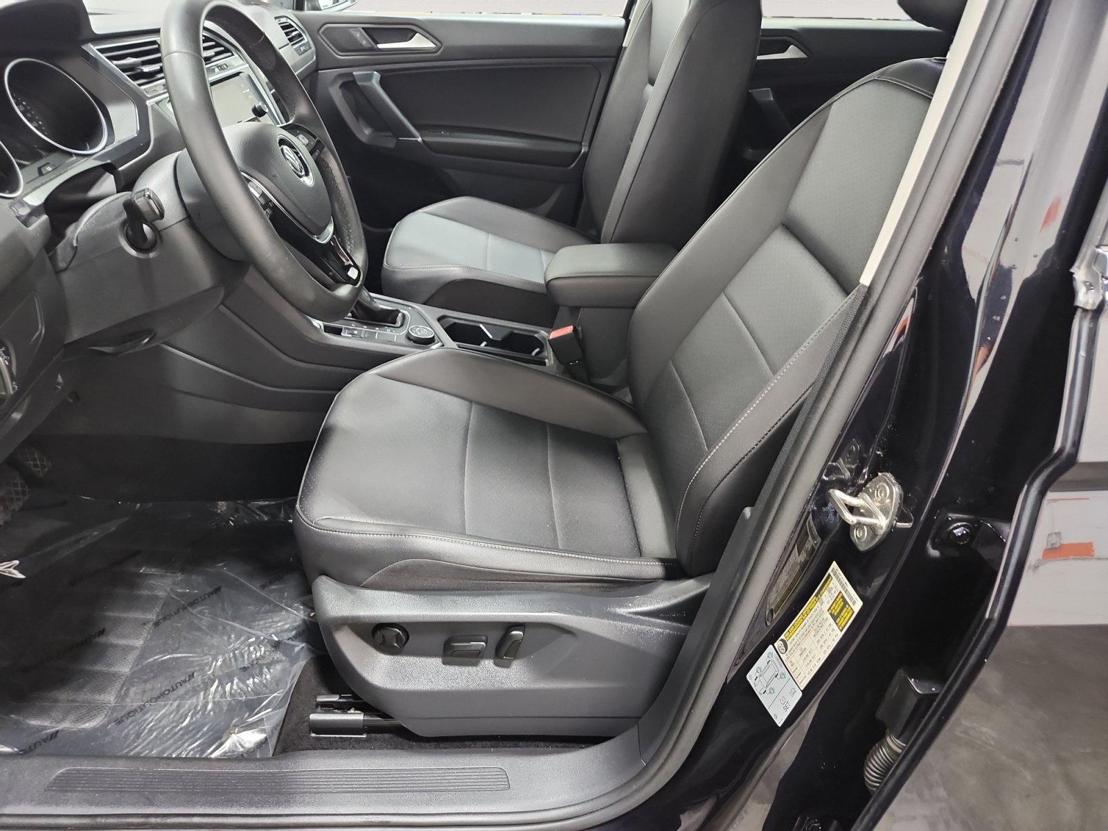 Used 2020 Volkswagen Tiguan SE w/ Panoramic Sunroof Package AWD/4WD image 9