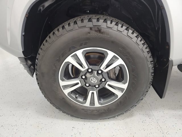 Used 2016 Toyota Tacoma TRD Sport w/ Towing Package AWD/4WD image 9
