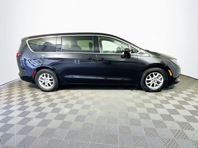 Used 2022 Chrysler Voyager LX image 9