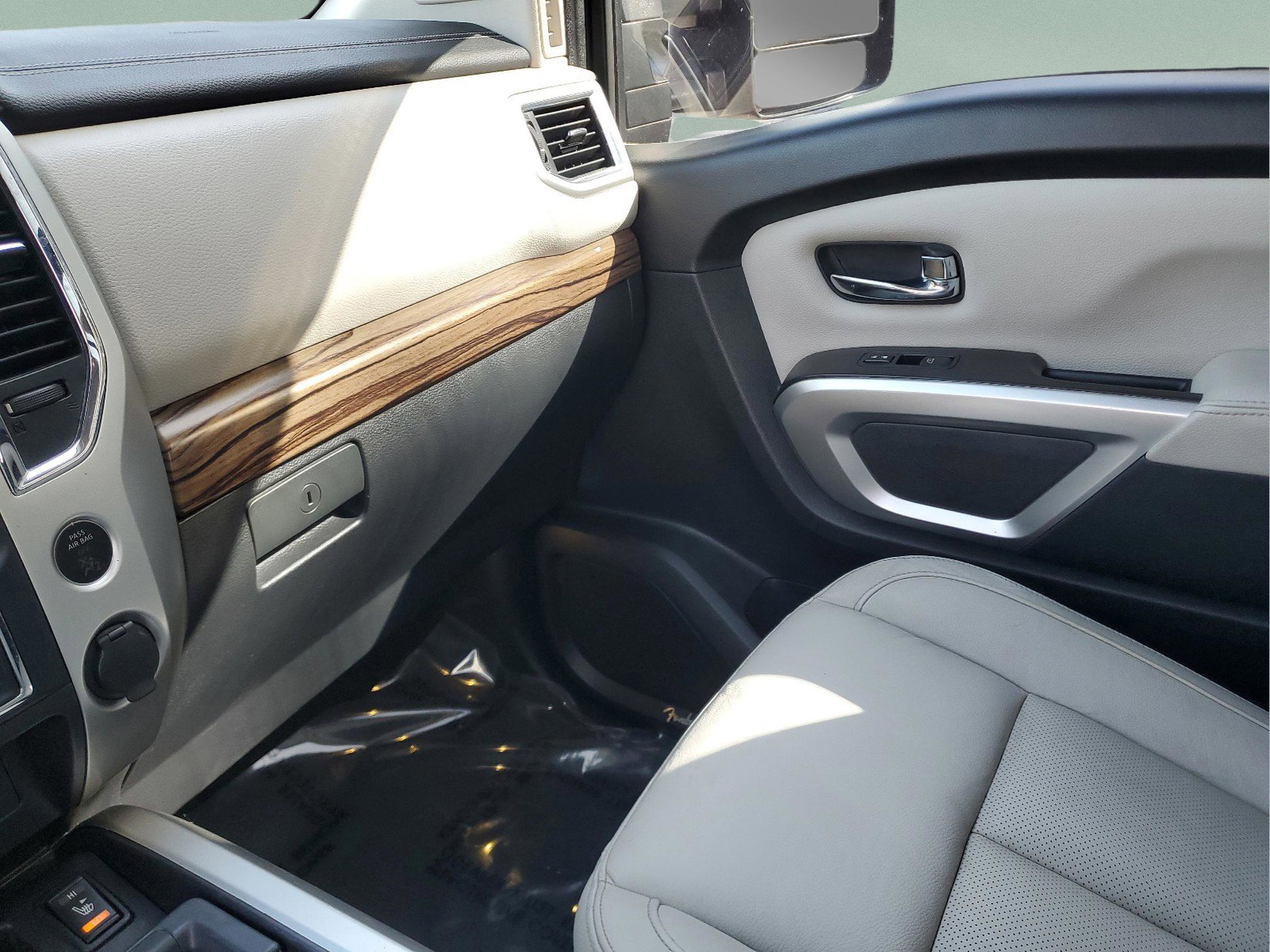 Used 2020 Nissan Titan SL w/ Moonroof Package image 23